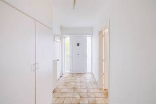 <p><span>DESTELBERGEN - Instapklare gezinswoning nabij het centrum van Destelbergen</span></p><p><span> </span></p><p><span>Gelegen aan de Galgenberglaan 17 te Destelbergen vinden we deze instapklare gezinswoning.</span></p><p><span> </span></p><p><span>De belangrijkste troeven in een notendop:</span></p><ul><li><span>Centraal gelegen op wandelafstand van winkels, scholen, openbaar vervoer...</span></li><li><span>Vlotte verbinding met de R4 en de E17</span></li><li><span>Ruime oprit en stadstuin </span></li><li><span>3 slaapkamers</span></li><li><span>2 badkamers </span></li></ul><p><span> </span></p><p><span>De indeling gaat als volgt:</span></p><p><span>Gelijkvloers: </span></p><p><span>Via de inkomhal komt u in de eet-en leefruimte, die doorloopt naar de uitgeruste keuken. Aanpalend is er een praktische berging. </span></p><p><span>Daarnaast vindt u op het gelijkvloers ook een badkamer met douche, lavabomeubel en toilet.</span></p><p><span>Tot slot is er nog een gezellige stadstuin, die bereikbaar is via de keuken. </span></p><p><span> </span></p><p><span>Verdieping: </span></p><p><span>Op de eerste verdieping bevinden zich 3 slaapkamers en een tweede badkamer, uitgerust met bad, lavabomeubel en toilet. </span></p><p><span> </span></p><p><span>Zolder:</span></p><p><span>Ruime zolder met potentieel (44 m²).</span></p><p><span> </span></p><p><span>Belangrijk: </span></p><p><span>Richtprijs: 395.000 EUR</span></p><p><span>EPC: B </span></p>
