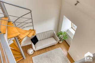 Instapklare en energiezuinige duplex met drie volwaardige slaapkamers, een ondergrondse garage en een EPC B-label.Deze stijlvolle duplex is ideaal...
