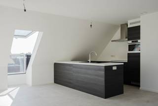 Ben je op zoek naar een stijlvol, comfortabel en energiezuinig appartement? Dan is dit volledig nieuwe dakappartement op de derde verdieping precies wat je zoekt. Dankzij de grote raampartijen en vier Velux-balkonvensters geniet je de hele dag van een overvloed aan natuurlijk licht en een aangenaam ruimtelijk gevoel.<br /><br />Het appartement is rechtstreeks bereikbaar met de lift, die uitkomt in de woning zelf. De indeling omvat een ruime leefruimte met een open, volledig uitgeruste keuken, voorzien van onder andere een vaatwasser, koelkast en combi-oven. Verder beschikt het appartement over twee slaapkamers, een moderne badkamer met inloopdouche, een praktische wasberging en een ruime zolder die extra bergruimte biedt.<br /><br />Buiten kun je heerlijk genieten van het zonnige terras van maar liefst 20 m². Bovendien beschik je over twee privéparkeerplaatsen onder een carport, bereikbaar via een elektrisch afgesloten poort.<br /><br />Met een uitstekende EPC-score A combineert deze woning hedendaags wooncomfort met een bijzonder laag energieverbruik.<br /><br />Vrij op 01/08/2026<br />Gemeenschappelijke kosten: 50 euro<br /><br />Waarom net dit aanbod overwegen?<br /><br />✔ volledig nieuw<br />✔ nabij centrum<br />✔ EPC A<br />✔ 2 parkeerplaatsen onder carport<br />✔ volledig nieuw<br />✔ zonnepanelen<br />✔ zonneterras<br />✔ rustige buurt<br />✔ zolder <br />✔ kelderberging<br /><br />Interesse, bel 0486 05 88 88<br />Geïnteresseerd? Vul eenvoudig het contactformulier in en we nemen spoedig contact op.