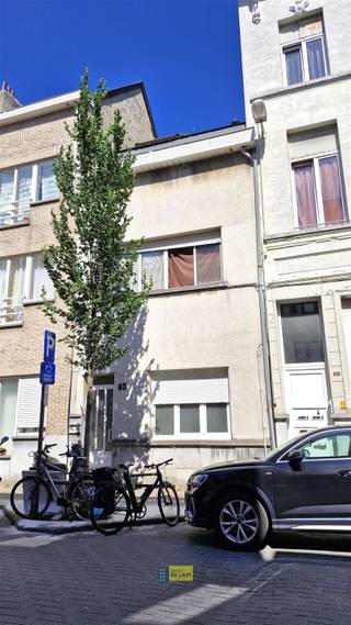 Deze te renoveren woning is gelegen in hartje Antwerpen-noord. Momenteel is deze ingedeeld in drie appartementen waarvan de gelijkvloerse leeg...