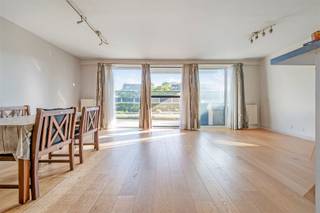 Instapklaar appartement met 2 slaapkamers en zonnig terras in Sint-Niklaas .Op zoek naar een lichtrijk appartement met een groen uitzicht? Ontdek...