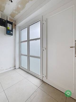 Deze instapklare woning is gelegen in het centrum van Koekelare en bestaat uit: inkomhal - living - keuken - wasplaats - berging - 2 badkamers...