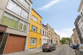 <span><span>Gerenoveerd gebouw met 3 conforme en gekeurde appartementen nabij het centrum van Oostende. Bestaande uit een gelijkvloers appartement met 1 slaapkamer en koer. Appartement op de 1° verdieping met 1 slaapkamer, en tot slot op de 2° &amp; 3° verdieping, een Duplex appartement met 3 slaapkamers.<br /><br />Gelegen in een sfeervolle en karakteristieke maar rustige straat, op 900 meter van het strand en op 1800 meter van de oprit van de autostrade.  De locatie bevindt zich in een levendig gebied met horeca, supermarkten, cultuur en toerisme en is uitstekend bereikbaar met het openbaar vervoer. Diverse bus- en tramhaltes liggen op loopafstand. Een aantrekkelijke plek in een authentiek en goed ontsloten deel van de binnenstad.<br /><br /><u>Indeling &amp; troeven</u>:<br />• <strong>Gerenoveerd in 2025>2026</strong>;<br />• Nieuwe isolerende ramen, verwarming, inkom &amp; trap opgefrist, enz.<br />• <strong>Elektriciteit conform bij elk appartement</strong>, en ieder appartement <strong>asbestveilig</strong>;<br />• <strong>Huuropbrengst simulatie: € 2.750,- per maand</strong>;<br />•<strong> </strong>Detail: €850/m gelijkvloers, €750/m appartement 1° verd. en €1.150/m duplex 2° verd.<br />• EPC's Label C 293 kWh/m2 &amp; Label C 236 kWh/m2 &amp; Label E 433 kWh/m2;<br />• Volledig onderkelderd;<br />• Puur opbrengsteigendom met sfeer en karakter, rustige omgeving en toch midden in de stad.<br /><br />Interesse? Dit is een zeldzame kans om zorgeloos te investeren, of één of meerdere appartementen zelf te bewonen, en de resterende te verhuren. Maak nu uw afspraak op het nummer 051/50 11 51 of mail naar <u>diksmuide@diksimmo.be</u> en ontdek.</span></span>