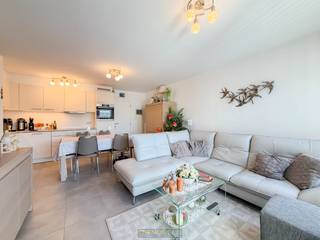 <h3><span><strong>🏠 Ontdek je nieuwe thuis tijdens het weekend van de OPENKIJKDAGEN!<br />📅 Vrijdag 20 maart ⏰  17u tot 18u30.<br />📌 Vrij toegankelijk – GEEN afspraak nodig<br />📞 Wil je eerder al een kijkje nemen? Bel ons op ☎️ 055 30 92 90</strong></span></h3>
<br />Instapklaar appartement met <strong>DRIE SLAAPKAMERS, EPC-LABEL A EN ZONNIG TERRAS</strong> op topligging in Ronse. Dit energiezuinig appartement is voorzien van <strong>AIRCO</strong> in de leefruimte, <strong>MUGGENRAMEN</strong> en <strong>REGENWATERRECUPERATIE VOOR TOILET EN WASMACHINE</strong>. Via de inkomhal met <strong>VESTIAIRE EN APART TOILET</strong> bereikt u de woonkamer die uitgeeft op het aangename <strong>TERRAS MET ZONNELUIFEL</strong>. De <strong>OPEN, VOLLEDIG UITGERUSTE KEUKEN</strong> sluit hier naadloos op aan en beschikt over een <strong>PRAKTISCHE BERGING</strong> met aansluiting voor <strong>WASMACHINE</strong> en droogkast. Verder omvat het appartement <strong>DRIE SLAAPKAMERS</strong> en een <strong>VERZORGDE BADKAMER</strong> met lavabo en douche. Het gebouw is uitgerust met een <strong>LIFT</strong> en biedt extra comfort dankzij een <strong>PRIVATE KELDERBERGING</strong> en een <strong>GEMEENSCHAPPELIJKE FIETSEN- EN AFVALBERGING</strong>. Gelegen nabij het centrum van Ronse woont u op <strong>WANDELAFSTAND</strong> van winkels, scholen en openbaar vervoer. Een <strong>GARAGEBOX MET ELEKTRICITEIT EN STOPCONTACT</strong> is optioneel aan te kopen voor <strong>€15.000</strong>.<br /><br />Adres: Frédéric Bruneellaan 38 te Ronse<br /><br />EPC label A