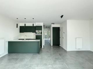 Ce bel appartement neuf dispose de 2 chambres et d'une cuisine ouverte entièrement équipée avec des équipements modernes. L'espace de vie est spacieux et bénéficie de beaucoup de lumière naturelle, créant une atmosphère agréable. En outre, il y a aussi une terrasse ensoleillée où vous pourrez profiter du plein air.<br /><br />La salle de bain dispose d'une baignoire-douche et d'un double lavabo, ce qui apporte un confort et une commodité supplémentaires. <br /><br />L'emplacement de cet appartement est idéal, à proximité des routes d'accès qui permettent d'accéder facilement aux villes et municipalités environnantes. Le centre de Wielsbeke propose également diverses installations, telles que des boutiques, des restaurants et des transports en commun.<br /><br />Place de parking et box de garage nécessaires à la location : 80 €/mois<br /><br />MISE EN PAGE :<br />espace de vie - cuisine ouverte - terrasse - rangement - toilette - salle de bain - chambre 1 - chambre 2 - place de parking - garage<br /><br />INFORMATIONS GÉNÉRALES :<br />+ entièrement prêt à emménager<br />+ présence de panneaux solaires<br />+ appartement neuf<br />+ présence de tringles à rideaux et de fixations<br />+ fenêtre volante, porte coulissante, terrasse<br /><br />Le moyen le plus rapide pour visiter cette propriété ? Demandez votre visite via le bouton rouge de notre site Web (www.dewaele.com) et Lisa, notre experte en location, vous contactera. Aucun rendez-vous ne peut être pris par téléphone. Si vous avez d'autres questions, vous pouvez nous contacter par téléphone au 056 605 605.