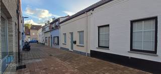 Huisje te koop met op het gelijkvloers een lichtrijke woonkamer met compleet ingerichte keuken, koer, berging en apart toilet, badkamer met douche, toilet en lavabo, boven bevinden er zich twee slaapkamers.<br /><br /><br /><br /><span><strong>Tekoopstelling onder voorwaarden; Zie www.more.be, "bijlagen" en onder voorbehoud van beschikbaarheid.</strong></span>