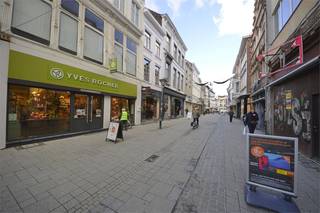 ** POP UP IS MOGELIJK ** <br /><br />Commercieel gebouw te huur, gelegen te Aalst vlakbij de Grote Markt.<br />Het pand wordt CASCO opgeleverd en heeft een gelijkvloerse oppervlakte van ca. 85 m² en een kelderruimte van ca. 40 m².<br />De eerste verdieping kan eventueel gebruikt worden als sociale ruimte of stockruimte. Het pand is onmiddellijk beschikbaar. <br />Eindafwerking in onderling overleg met de eigenaar (die ev. mee wenst te investeren). <br />De maandelijkse huurprijs bedraagt 1.750 euro per maand +onroerende voorheffing ten laste van de huurder.<br /><br />Retailers in de buurt: Orange, Dille &amp; Kamille, Hunkemöller, Leonidas,..Het is tevens mogelijk om dit pand aan te kopen aan 440.000 euro. <br />Benieuwd naar dit commercieel gebouw gelegen te Aalst? <br />Contacteer 054 33 62 52 of info@immodelestre.be <br /><br />www.immodelestre.be