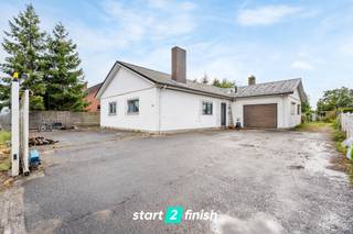 Op een perceel van 957 m² vindt u deze verder af te werken bungalow met een bruikbare vloeroppervlakte van 139 m². Dit is de ideale woning voor wie graag zijn eigen stempel drukt en de afwerking volledig naar smaak wil realiseren.<br /><br />Binnenin beschikt de woning over een ruime leefruimte met veel lichtinval, perfect voor gezellige familiemomenten. Verder is er een inpandige garage die rechtstreeks toegang geeft tot de woning.<br /><br />De buitenruimte is een absolute troef: een aangename, volledig afsluitbare tuin, waar u in alle rust en privacy kan genieten. Bovendien is er ruime parkeergelegenheid op eigen terrein, wat het comfort alleen maar vergroot.<br /><br />Met zijn gunstige ligging in Roeselare, veel ruimte en talloze mogelijkheden is dit een unieke kans voor wie op zoek is naar een woning met karakter én potentieel.<br /><br />Dit pand wordt verkocht onder het systeem van START 2 FINISH.<br />Elk prijsvoorstel gelijk of hoger dan deze startprijs wordt voorgelegd aan de verkoper(s) die dit al dan niet kan aanvaarden.<br />Startprijs: 299.000 EUR