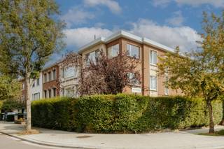 <p>Bezoeken mogelijk na aanmaken huurdersprofiel: <strong><u>https://onid.mijnhuurprofiel.be/property/4106eb5a-71df-46ea-b331-b5528795c87c</u></strong></p><p><br /></p><p><br /></p><p>In de Oosterveldwijk in Wilrijk vinden we dit lichtrijk 2 slaapkamerappartement terug op de tweede verdieping van een kleine residentie. Dankzij de talrijke invalswegen (A12, Ring van Antwerpen...) heeft dit pand een uitstekende bereikbaarheid. In de buurt vinden we ook winkels, scholen en openbare voorzieningen terug. Het appartement is recent gerenoveerd en onmiddellijk beschikbaar!</p><p><br /></p><p>Het appartement bestaat uit: inkomhal, ruime living, keuken, bureau/hobbykamer (met aansluiting wasmachine en droogkast), apart toilet, badkamer met inloopdouche, twee slaapkamers, terras en een garagebox met voorliggende staanplaats.</p><p><br /></p><p>Troeven: geen maandelijkse kosten (Slechts eenmalig per jaar opvraging 100 euro voor onderhoud gemene delen, voortuin en minuterie) - onmiddellijk beschikbaar - Garagebox met elektriciteit en watervoorziening - inclusief twee kelderbergingen</p>