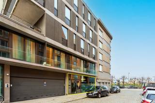 <p>Uiterst smaakvol gelijkvloerse handelsruimte van ca 135 m² op het Zuid in Antwerpen. Het pand is ideaal gelegen op de Cockerillkaai en maakt deel uit van de standingvolle residentie "Hoopnatie". De Timmerwerfstraat is de verbindingsstraat tussen de vernieuwde Scheldekaaien en de Waalsekaai met het gloednieuwe "Zuidpark".</p>
<p>Dankzij de centrale ligging is dit de perfecte uitvalsbasis: vlakbij de Scheldekaaien, Leien, Singel en Ring waardoor een vlotte bereikbaarheid gegarandeerd wordt. Parkeermogelijkheden zijn voorzien in de nabijgelegen parkings "Steendok" en "Kooldok". <br />Diverse gezellige restaurants en cafeetjes in de buurt zorgen bovendien voor een ideale omgeving.</p>
<p>De moderne inrichting zorgt voor een strakke look en een prettige sfeer. Hierbij werd er heel wat aandacht besteed aan de verschillende materiaalkeuzes in combinatie met een kwalitatieve afwerking. Met op maat gemaakt schrijnwerk en een onderhoudsvriendelijke polybetonvloer vormt dit een state-of-the-art winkel. De grote raampartijen aan weerszijden van het pand zorgen bovendien voor een aangename lichtinval en zicht op de Scheldekaaien langs de voorzijde.</p>
<p>De open ruimte valt naar eigen smaak en behoefte in te richten. <br />Het pand is thans vergund als commerciële ruimte maar kan ook ideaal dienst doen als showroom of kantoor mits het verkrijgen van een vergunning.</p>
<p>Aparte kitchenette, sanitair en praktische berging.</p>
<p>Het pand is momenteel stabiel verhuurd.</p>