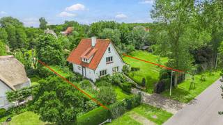 Villa à vendre dans le quartier de Simli à Nieuport, Artanlaan 22. Cette charmante villa avec un jardin ensoleillé est située à seulement 800 mètres du Zeedijk et des commerces. La maison est située sur un terrain idéal de 719 mètres carrés et bénéficie d'une agréable orientation sud-ouest. Cette villa à rénover dispose également d'un garage spacieux, idéal pour plusieurs voitures ou comme espace de rangement supplémentaire. Convient comme résidence permanente ou résidence secondaire !Aménagement du rez-de-chaussée :- hall d'entrée- chambre 1 ou bureau (9 m²)- espace de vie lumineux (30 m²)- cuisine (12 m²) avec cheminée à gaz, lave-vaisselle, réfrigérateur avec congélateur et double évier- toilettes séparéesAménagement du premier étage :- hall de nuit (7 m²)- chambre 2 (12m²)- chambre 3 (13m²)- chambre 4 (18 m²)- salle de bain avec baignoire et lavabo- toilettes séparées Il y a également un grenier spacieux. La maison dispose d'un sous-sol complet pouvant accueillir au moins deux voitures.Avantages :- villa à rénover avec beaucoup de potentiel- jardin ensoleillé et terrasse- à distance de marche de la merVous recherchez une villa de rêve dans le quartier de Simli ? N'hésitez pas à prendre rendez-vous !Ce bien est soumis à l'obligation de rénovation imposée par le gouvernement flamand pour les bâtiments résidentiels (sauf en cas de démolition dans les 5 ans suivant l'achat). Pour plus d'informations, veuillez consulter le site web de l'Agence flamande de l'Énergie et du Climat via https://www.vlaanderen.be/een-woning-kopen/renovatieverplichting-voor-residentiele-gebouwenRegistre des mesures: non