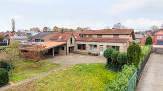 Zeer ruime te renoveren woning, gelegen op een mooi perceel van ca. 1838 m² met westoriëntatie. De woning biedt een bewoonbare oppervlakte van...