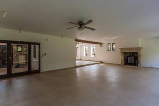 Villa bien située avec 4 chambres à coucher à Kortenberg.
Hall d'entrée avec toilette (carrelages) - Living avec feu ouvert 80m² (carrelages) - Cuisine équipée avec coin-repas 14m² (carrelages): frigo avec congélateur, lave-vaisselle, micro-onde, four, cuisinière à induction - 4 Chambres à coucher (nouveau stratifié nov 2017): 16m² / 16m² avec armoires incorporées / 29m² avec armoires incorporées / 17m² - Salle de bains avec baignoire et cabine de douche, toilette et 2 lavabos en meuble - Salle de douche avec cabine de douche et 1 lavabo en meuble - Bureau 12m² (carrelages) - Buanderie 10m² (carrelages) - Garage pour 2 voitures 27m² - 2 emplacements dehors - Grenier (laminat) - Cave à provision 25m² - Beau jardin avec cabanne (or: nordouest) - Terrasse 30m² (or: nordouest) - Terrasse couverte 12m² (or: nordouest).
Disponible immédiatement.
EPC: 20250630-0001292643-RES-6 (277 kWh/ m² jaar)
Information supplémentaire: chauffage central au gaz, double vitrage / boit, système d'alarme, vidéophone, animaux domestiques sur demande.