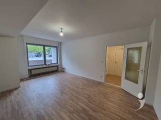 <p><span>Appartement de 2 chambres au rez-de-chaussée avec un emplacement stratégique près du centre de Louvain et d'Imec.<br />Il y a un bel espace de vie lumineux, suffisamment spacieux pour un salon et une salle à manger.<br />La cuisine est équipée de placards et d'appareils.<br />Il y a 2 chambres. Toutes les fenêtres sont équipées de volets.<br />La salle de bain dispose d'un lavabo double/simple, d'une baignoire, d'une douche et d'un chauffage de serviettes.</span></p><p><span>CAVE, RANGEMENT, GRENIER & PARKING :</span><span> <br />À côté de la cuisine, il y a un espace de rangement avec une buanderie et un espace de rangement supplémentaire. (congélateur?)<br />Il y a également une cave et une place de stationnement pour la voiture incluses dans le loyer.<br /></span><span>Un accès à un grenier avec un espace de rangement supplémentaire se fait par un escalier fixe/huisserie.<br />Stationnement dans la rue ? Gratuit?</span></p><p><span>DIVERS :</span><span> <br />Disponible à partir de ………………….. pour une durée longue ou courte.<br />Cet appartement est </span><span>non</span><span> meublé.<br />Les charges communes s'élèvent à ……€ par mois.<br />Ces charges comprennent un acompte pour la consommation d'eau chaude, le chauffage et l'eau froide.<br />Toute consommation d'énergie/eau est à la charge du locataire.<br /></span><span>Notification des dispositifs économes en énergie : panneaux solaires, pompe à chaleur, chaudière à haut rendement, isolation, améliorations récentes.</span><span><br /><br />Intéressé ? Demandez votre visite via notre site web.</span></p><p><span> </span></p>