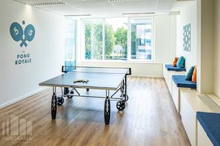 Uitstekend gelegen kantoorruimte van 229 m² te huur in Zaventem<br />Op een strategische toplocatie langs de Leuvensesteenweg in Zaventem bevindt zich deze aangename kantoorruimte van 229 m². De uitstekende bereikbaarheid vormt een belangrijke troef, met de R0 op ca. 2 km en de E40 op ca. 2,8 km, waardoor Brussel, de luchthaven en omliggende gemeenten snel bereikbaar zijn.<br /><br />De lichtrijke kantoorruimte beschikt over een praktische indeling met aparte burelen en is uitgerust met onder meer een privatieve kitchenette, sanitair en airconditioning. Het kantoor maakt deel uit van een kwalitatief kantoorgebouw met aangename gemeenschappelijke voorzieningen, waaronder een sociale ruimte, pingpongtafel en verzorgde tuin. Een ideale werkomgeving waar professionaliteit en comfort centraal staan.<br /><br />Ook andere oppervlaktes zijn beschikbaar. Onmiddellijk beschikbaar.<br /><br />Interesse in deze kantoorruimte? Contacteer<strong> PANORAMA B2B </strong>voor meer informatie of een vrijblijvend plaatsbezoek via <strong>0477 09 00 09.</strong>