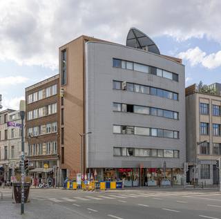 Ruim en gezellig 3-slaapkamerappartement te Sint-Jans-MolenbeekGelegen aan het kanaal nabij het openbaar vervoer, winkels en scholen, aan de overkant...