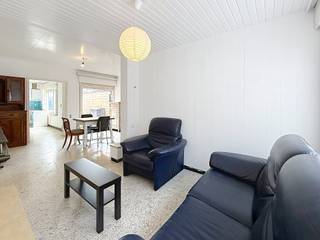 Deze te renoveren woning is gelegen op wandelafstand van winkels, scholen, openbaar vervoer,...<br /><br />Op het gelijkvloers omvat deze woning een inkom, leefruimte, keuken, toilet, berging en badkamer. De 1ste verdieping beschikt over een grote overloop, 3 slaapkamers en een bureau-ruimte.<br />Deze woning beschikt tevens over een kelder en een tuin.<br /><br />Troef :<br />Naast de woning kunt u gebruik maken van een poortje dat u deelt met de buren zodat u tevens uw tuin kunt bereiken lans buiten om.<br /><br />EPC uc 6329 : label F<br /><br />De vermelde prijs is een vanaf-prijs, ieder bod hoger dan deze prijs wordt voorgelegd aan de eigenaar die het recht heeft dit bod al dan niet te aanvaarden.<br /><br />Graag een bezoek? Bel ons op 051/545969!