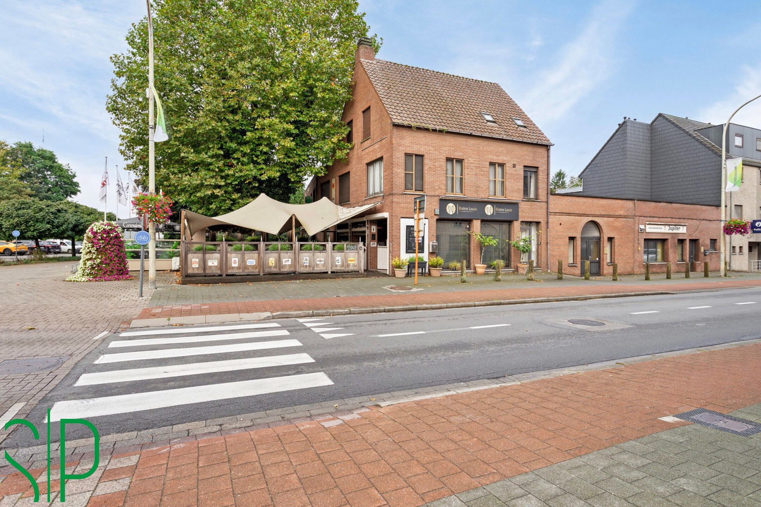 Opbrengsteigendom met 2 handelspanden en 2 appartementen. - foto 2