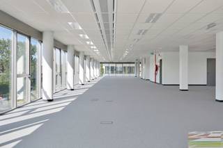 <p><strong><span>ALGEMEEN</span></strong></p>
<p><span>Moderne kantoorruimte van ca. 734 m² op de derde verdieping van The Ultimate, gelegen aan de Berchemstadionstraat 72 in Berchem. De ruimte kenmerkt zich door een overwegend open-space indeling en biedt hierdoor tal van mogelijkheden voor bedrijven die een moderne en flexibele werkomgeving wensen.</span></p>
<p><span>The Ultimate is gelegen op een goed bereikbare locatie op ca. 1,4 km van station Antwerpen-Berchem en beschikt over een vlotte verbinding met diverse bus- en tramverbindingen. Binnen het gebouw zijn bovendien gemeenschappelijke vergaderruimtes beschikbaar, variërend van ca. 14 tot 425 m², met mogelijkheid tot catering.</span></p>
<p><strong><span>KENMERKEN</span></strong></p>
<ul>
<li><span>Kantoorruimte van ca. 734 m²</span></li>
<li><span>Derde verdieping</span></li>
<li><span>Overwegend open-space indeling</span></li>
<li><span>Flexibele kantoorinrichting mogelijk</span></li>
<li><span>Gemeenschappelijke vergaderruimtes beschikbaar</span></li>
<li><span>Goede bereikbaarheid met openbaar vervoer</span></li>
<li><span>Parkeermogelijkheden beschikbaar</span></li>
</ul>
<p><strong><span>FINANCIEEL</span></strong></p>
<p><span>Huurprijs kantoor: €150/m²/jaar </span><br /><span>Gemeenschappelijke kosten: €30/m²/jaar </span><br /><span>Onroerende voorheffing: €17,22/m²/jaar </span></p>
<p><span>Jaarlijkse huurprijs: €110.100/jaar </span><br /><span>Maandelijkse huurprijs: €9.175/maand </span></p>
<p><span>Parkeerplaatsen: €1.500/plaats/jaar excl. BTW</span></p>
