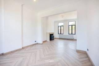 Op een centrale locatie in Waasmunster verzoent deze karaktervolle herenwoning authentieke charme met eigentijds comfort. Op een perceel van 470 m² met zuidoostelijke oriëntatie biedt de woning meer dan 225 m² bewoonbare oppervlakte, verrijkt met glas-in-loodramen, mantelschouwen, een open haard en knappe parkettegels.<br />Op het gelijkvloers vindt u een inkompoort met garage voor twee wagens (33 m²), een lichtrijke leefruimte (38 m²) met groen tuinzicht, een traphal met extra toilet en bergruimte, een uitgeruste keuken (17 m²) met toegang tot een ruime kelder, een badkamer met ligbad en lavabo (9,5 m²) en een apart toilet. De eerste verdieping telt drie volwaardige slaapkamers en een tweede badkamer met douche, lavabo en toilet. De zeer ruime zolder biedt extra bergruimte of plaats voor drie bijkomende slaapkamers.<br />Technisch is de woning bij de tijd: centrale verwarming op stookolie, hoogrendementsbeglazing, 18 cm dakisolatie, EPC-label C, elektriciteit conform tot 2051 en voorzieningen voor zonnepanelen. Buiten geniet u van een zonnige tuin met terras, tuinberging en extra werkruimte.<br />De ligging is een troef: nabij scholen, openbaar vervoer en winkels, met vlotte verbindingen via E17, N16, N41 en N70. Wandel- en fietsroutes zoals de Durmedijken, de Waasmunsterse Heide en de Kouter liggen op wandelafstand. Een instapklare woning die charme, ruimte en comfort verenigt.<br />Bel of mail ons voor een afspraak op het nummer: 052/46.38.03 of info@uw-huis.be en wie weet tot binnenkort!<br />