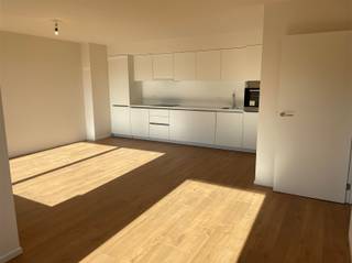 <p>Dit appartement is gelegen op de 5e verdieping van 'De Scheldevleugel'</p><p>Het appartement is als volgt ingedeeld: inkomhal met gastentoilet, een living met parketvloer, een open keuken voorzien van alle comfort, een terras met mooi vergezicht, <br />2 slaapkamers en een badkamer met bad/douche.</p><p>Kosten 180€ (gemeenschappelijke lasten, verwarming, water, verzekering, belastingen en beheerskosten).<br />Er zal ook €50,00 verhuisvergoeding aangerekend worden aan de huurder.</p><p>Interesse? vraag uw bezoek aan via onze website www.immodhondt.be</p><p>Opmerking: Omdat je financieel comfortabel zou kunnen huren vragen we u volgende basisregel te hanteren : huurprijs x 3 = inkomsten</p>