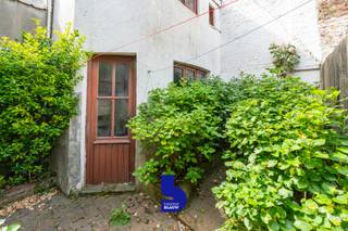 Karaktervolle herenwoning met enorm potentieel op toplocatie nabij zee, strand, de Japanse Tuin en de Koninklijke Gaanderijen!<br /><br />Deze prachtige herenwoning met authentieke gevel vormt het ideale renovatieproject voor wie op zoek is naar ruimte, charme en een unieke ligging aan zee. De woning beschikt over een sous-sol, drie volwaardige verdiepingen en een ruime zolderverdieping.<br /><br />Bij het binnenkomen wordt u meteen verwelkomd in de statige inkomhal, waar authentieke moulures en sierlijke ornamenten de charme van weleer perfect bewaren. De leefruimte is elegant ingedeeld met een gezellige zithoek, een eetruimte en aansluitend de keuken. Volgens de eigenaar bevinden zich achter het houten plafond nog originele, karaktervolle elementen die aansluiten bij de prachtige stijl van de inkomhal.<br /><br />De keuken is praktisch ingericht en geniet van een mooi zicht op de zonnige stadstuin, waar u in alle rust kan genieten van het buitenleven.<br /><br />De volledig ingerichte sous-sol beschikt bovendien over een eigen badkamer en biedt tal van mogelijkheden, zoals een gastenverblijf, hobbyruimte of extra bergruimte.<br /><br />Verder telt de woning maar liefst 4 volwaardige slaapkamers en een ruime zolder, wat deze eigendom bijzonder geschikt maakt als ruime gezinswoning, tweede verblijf of investering aan de kust.<br /><br />Met de nodige renovatiewerken kan deze unieke herenwoning uitgroeien tot een absolute parel: een stijlvolle thuis of een waardevaste investering op een topligging vlak bij zee en het stadscentrum van maar liefst 220 vierkante meter woonplezier.