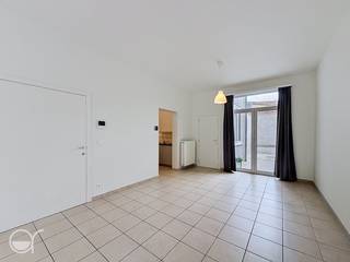 OPGELET: om dit pand te huren of bezichtigen vragen wij steeds eerst een virtueel bezoek te brengen aan het pand. Ga hiervoor naar www.rosseel.be en vul de referentie XP209 in in het veld ‘zoek’ bovenaan rechts. Kies dan ‘360°’. De website helpt je nu verder voor de volgende stappen.<br /><br />Dit gelijkvloers appartement is zowel gelegen op enkele meters van de kleine ring rond Gent als het stedelijk natuurreservaat Bourgoyen-Ossemeersen. De perfecte ligging voor wie zowel wil genieten van een uitgestrekt landschap om te vertoeven in de natuur als een gemakkelijke doorgang met de wagen als het openbaar vervoer. Het appartement beschikt over een ruime leefruimte die op te delen is als zitruimte en als eetruimte en ook toegang biedt tot het koertje. De half open keuken beschikt over een kookplaat (elektrisch), een dampkap, een koelkast met diepvriesvak en voldoende opslagplaats. De slaapkamer is gelegen aan de stille achterkant van het gebouw en geeft doorgang tot de badkamer met dubbele lavabo, bad (met douche) en aansluiting voor een wasmachine en droogkast. Ook beschikt dit appartement over een ruime bergplaats en een gastentoilet. Er komen nog kosten van 30 euro/maand (voorschot) bij voor water + 35 euro (forfait) voor het ledigen van de septische put, waterontharder; elektriciteit en onderhoud gemeenschappelijke delen<br /><br />Het appartement is onmiddellijk beschikbaar.