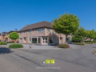 <strong>HALFVRIJSTAANDE WONING MET NAASTGELEGEN TOONZAAL TE NEEROETEREN.</strong><br /><br /><strong>TROEVEN</strong><br />- Goed onderhouden woning met 3 slaapkamers en een oppervlakte van 110m².<br />- Toonzaal van 140m².<br /><span>- Ideaal</span><span> voor gezinnen, zelfstandigen of wie op zoek is naar ruimte voor hobby’s of praktijk aan huis.</span><br />- Energielabels C.<br />- Airco.<br />- Ondergrondse parkeergarage (2 autostaanplaatsen).<br /><span>- Parkeergelegenheid aan de voorzijde.</span><br /><br /><strong>VERDIEPING-1</strong><br />- Kelderruimte (6,00m x 7,80m = 46,80m²): traphal, wasplaats, CV-ruimte.<br />- 2 Autostaanplaatsen. <br /><br /><strong>GELIJKVLOERS<br /><span>TOONZAAL (140m²)</span><br /></strong>- Open ruimte voorzien van een apart bureau en toilet, laminaat, novilon, tapijt.<br /><strong><br /></strong><span><strong>WONING</strong></span><br />- Inkomhal (3,10m x 2,30m = 7,13m²): eiken trap naar verdieping 1, granieten vloer.<br />- Woonkamer (3,60m x 7,50m = 27,00m²): ingebouwd TV-meubel (onderkast, lade), sierhaard, airco, schuifpui naar veranda, keramische tegelvloer.<br />- Veranda (3,00m x 5,00m = 15,00m²): schuifpui naar terras, tegelvloer.<br />- Keuken (3,45m x 2,70m = 9,32m²): onder- en bovenkasten, vaatwasser, inductiekookplaat, dampkap, koelkast, combi-oven, spoelbak, keramische tegelvloer.<br />- Toilet (1,00m x 1,60m = 1,60m²): gedeeltelijke wandbetegeling, granieten vloer.<br />- Achterinkom ((1,00m x 3,65m) + (1,15m x 1,26m) = 5,10m²): granieten vloer.<br /><br /><strong>VERDIEPING +01</strong><br />- Overloop (2,25m x 2,40m = 5,40m²): granieten vloer.<br />- Badkamer (2,40m x 2,20m = 5,28m²): badkamermeubel (lavabo, onderkast, kolomkast), hangtoilet, douche, volledige wandbetegeling, tegelvloer.<br />- Slaapkamer 1 ((2,65m x 1,26m) + (1,50m x 1,00m) = 4,84m²): laag inbouwkastje, zolderluik, laminaat.<br />- Slaapkamer 2 (3,00m x 4,22m = 12,66m²): grote inbouwkast, laminaat.<br />- Slaapkamer 3 (3,70m x 3,45m = 12,77m²): laminaat.<br /><br /><strong>VERDIEPING +02</strong><br />- Zolderruimte (6,00m x 4,40m + 3,10m= 29,50m²): geïsoleerd dak, betonvloer.<br /><br /><strong>EXTERIEUR</strong><br />- Terras. <br />- Beklinkerde oprit met aan de achterzijde toegang tot de inpandige garage. <br />- Parkeergelegenheid aan de voorzijde. <br /><br />Bekijkt u deze advertentie via een aanverwante vastgoedsite, surf dan zeker naar onze website www.N78vastgoed.be voor een uitgebreide beschrijving en foto's. Meer info: +32 (0)89 86 18 88 of info@N78vastgoed.be.