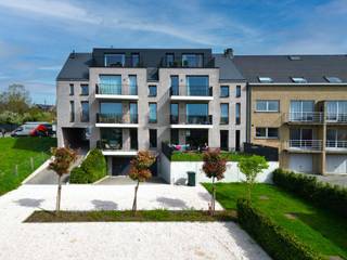 Dit prachtige nieuwbouwappartement (97 m2) op de tweede verdieping is voorzien van alle comfort. Vlotte verbindingen (vlakbij station) door de topligging in Anzegem.  <br /><br /><br />Indeling: <br />- 2 slaapkamers <br />- 1 badkamer (dubbele wastafel en inloopdouche) <br />- Ruime leefruimte (veel lichtinval) <br />- Volledig uitgeruste keuken <br />- Berging<br />- Apart toilet <br />- Zonnig terras<br /><br />Daarnaast zijn bij dit appartement ook inbegrepen: <br />- Ruime berging in ondergrondse parking <br />- 1 Ondergrondse autostaanplaats <br /><br />Ten vroegste beschikbaar december 2026, te bespreken met huidige huurder<br /><br />Het appartement is volledig geschilderd.  <br /><br />Prijs: 875 EUR huurprijs + 50 EUR kosten<br /><br />Interesse? Contacteer Anne-Sophie Rottiers op +32479045893 of anne-sophie@brocor.be