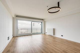 [[ DIT PAND NEEMT DEEL AAN DE ERA OPEN HUIZEN DAG OP 19/9 VAN 16:00 TOT 17:00 ]]
<p>Appartement in Westende, op de Zeedijk met frontaal zeezicht.</p>

<p> </p>

<p>Dit doorloopappartement aan de Koning Ridderdijk in Westende-bad biedt een aangename combinatie van comfort en ligging aan de Belgische kust. Dankzij de praktische indeling is dit appartement ideaal als vaste woonst, tweede verblijf of investering aan zee. De lichtrijke leefruimte zorgt voor een aangename woonbeleving, terwijl de nabijheid van de zee, winkels en horecazaken een extra troef vormt. Met een gunstig EPC-label B geniet u bovendien van een energiezuinig appartement op een centrale locatie in Westende.</p>

<p> </p>

<p>Belangrijkste ruimtes:<br />• Lichtrijke woonkamer met aangename leefruimte<br />• Functionele keuken met praktische indeling<br />• 2 slaapkamers geschikt voor gezin, gasten of bureau<br />• 2 terrassen (voor en achter)</p>

<p> </p>

<p>Troeven:<br />• Gelegen vlak bij de zee en de zeedijk van Westende<br />• Praktische indeling met 2 slaapkamers<br />• Energiezuinig appartement met EPC-label B</p>

<p> </p>

<p>Neem vandaag nog contact op voor meer informatie of een bezoek.</p>

<p> </p>

<p>JOUW DROOMAPPARTEMENT. ZO GEVONDEN!</p>
