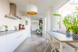 In één van de mooiste en groenste straten van Sint-Niklaas vinden we deze smaakvol gerenoveerde woning terug. De woning onderging in 2022 een ware metamorfose waarbij ze van a tot z gerenoveerd werd. <br /><br />Bij binnenkomst word je verwelkomd in een <strong>inkomhal </strong>met voldoende ruimte voor een vestiairegedeelte. Aansluitend kom je in de gezellige <strong>eet- en woonkamer</strong>, waar warmte en huiselijkheid centraal staan. De aangrenzende <strong>keuken</strong> baadt in het natuurlijk licht dankzij haar gunstige zuidoostoriëntatie en biedt voldoende ruimte voor kookliefhebbers. Naast de keuken bevindt zich een praktische <strong>berging/wasplaats</strong>. Hier heb je ook het gastentoilet. Via de keuken heb je toegang tot de knusse <strong>buitenkoer</strong>: een zonnig en charmant plekje waar je heerlijk kan ontspannen of genieten van een zomerse barbecue.<br /><br />Op de eerste verdieping bevinden zich <strong>twee verzorgde slaapkamers</strong> en een <strong>badkamer</strong> uitgerust met lavabo, ligbad/douche, en toilet. De tweede verdieping verrast met een <strong>zeer ruime zolderkamer </strong>die tal van mogelijkheden biedt. Denk aan een extra slaapkamer, hobbyruimte of thuiskantoor.<br /><br />De woning wordt verwarmd met een energiezuinige condensatieketel en beschikt over goede dakisolatie en hoogrendementsbeglazing. Bovendien is ze asbestvrij en is de elektrische installatie conform. <br /><br />Deze instapklare woning combineert stijl, comfort en functionaliteit en straalt bij elk bezoek een instant feel good-sfeer uit. Een echte buitenkans voor wie op zoek is naar een warme thuis met karakter of een zorgeloze investering. <br /><br />Interesse? Neem dan contact op via laurens@claves.be of op het nummer 0476 21 35 46.