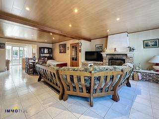 Deze solide woning beschikt op het gelijkvloers over een lichtrijke woonkamer met eetplaats, ingerichte keuken (incl. vaatwas), gezellige...