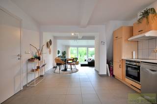 Deze goed onderhouden woning met 3 slaapkamers en tuin treffen we in het centrum van Berchem, deelgemeente van Kluisbergen! Zeer rustig gelegen, met tal van voorzieningen in de buurt en een vlotte bereikbaarheid. <br /><br />De<strong> indeling </strong>van de woning is als volgt:<br />We betreden de woning langs de inkomhal waar er ruimte is voor een kleine vestiaire.<br />Vervolgens beschikt de woning over een ruime geïnstalleerde keuken met ruimte voor een gezellige eethoek, die in verbinding staat met de gezellige woonkamer. De lichtrijke zithoek sluit aan op de <strong>onderhoudsvriendelijke tuin</strong>. Verder is er op het gelijkvloers nog een wasplaats aanwezig met apart gastentoilet. <br /><br />Op de eerste verdieping zijn er <strong>2 slaapkamers</strong> aanwezig en een badkamer voorzien van toilet, wastafel en ligbad. Via de vaste trap bereiken we de zolderkamer die is ingericht en dient als <strong>master bedroom</strong>.<br /><br />Kenmerken:  <strong>EPC B-LABEL</strong>, 3 slaapkamers, momenteel verhuurd...<br />Ideale investeringseigendom of starterswoning!<br /><br />Meer info? Contacteer Kyamo De Smet: 0479 06 13 71 of kyamo@immoroman.be
