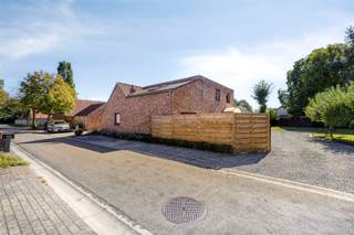 <p><span><strong>TE KOOP: Uniek woon- en investeringspand met ruime woning en 6 verhuurde studio’s te Heusden-Zolder!</strong></span><br /><span>Sommige eigendommen laten zich moeilijk in één vakje plaatsen. Dit bijzondere geheel in Lindeman combineert een zeer ruime gezinswoning met 6 afzonderlijke en momenteel verhuurde studio’s, samen goed voor ongeveer 423 m² bewoonbare oppervlakte.</span><br /><span>Dat maakt het pand interessant voor verschillende types kopers. Wie op zoek is naar een ruime eigen woning kan hier comfortabel wonen en tegelijk genieten van de bestaande huurinkomsten uit de studio’s. Voor een investeerder biedt het geheel dan weer de mogelijkheid om naast de zes reeds verhuurde entiteiten ook de ruime hoofdwoning als bijkomende verhuureenheid te benutten.</span><br /><span>Het resultaat is een eigendom met een bijzondere combinatie van wonen, ruimte en rendement, op een totale grondoppervlakte van 16a 39ca.</span><br /><span><i>Het gebouw</i></span><br /><span>Het gebouw dateert oorspronkelijk uit 1947 en deed vroeger dienst als welzijnsgebouw van de mijn. In de jaren ’90 werd het geheel grondig gerenoveerd en omgevormd tot de huidige indeling met een ruime hoofdwoning en zes afzonderlijke studio’s.</span><br /><span>De woning zelf heeft een bewoonbare oppervlakte van ca. 235 m² en biedt bijzonder veel leefruimte. Op het gelijkvloers bevinden zich onder meer een ruime leef- en eetkamer, een volledig ingebouwde keuken met aansluitende berging en een bijkomende kamer die perfect kan worden ingericht als bureau, praktijkruimte of vijfde slaapkamer.</span><br /><span>Op de eerste verdieping bevinden zich vier volwaardige slaapkamers en de badkamer met ligbad, douche, toilet en dubbele lavabo.</span><br /><span>Een bijkomende troef is de zeer ruime inpandige garage, aangevuld met verschillende praktische nevenruimtes.</span><br /><span>Ook buiten ontbreekt het niet aan ruimte. Het eigendom beschikt over een grote oprit, een ruim terras, een aangename tuin en een tuinhuis.</span><br /><span>Naast de hoofdwoning bevinden zich 6 afzonderlijke studio’s, die momenteel allemaal verhuurd zijn en dus onmiddellijk voor bestaande huurinkomsten zorgen.</span><br /><span>De studio’s hebben elk een oppervlakte van ongeveer 30 tot 37 m² en zijn praktisch ingericht met een open leef- en slaapruimte met keuken, aangevuld met een afzonderlijke sanitaire ruimte met douche en toilet.</span><br /><span>Het eigendom beschikt bovendien over zonnepanelen met groenestroomcertificaten.</span><br /><span><strong>Ligging:</strong></span><br /><span>Het eigendom is gelegen in Lindeman, Heusden-Zolder, een omgeving die historisch sterk verbonden is met het Limburgse mijnverleden en vandaag uitgegroeid is tot een aangename woonomgeving.</span><br /><span>De woning zelf is bovendien gelegen in een doodlopende straat, wat zorgt voor weinig doorgaand verkeer en een rustige woonomgeving. Aan het einde van de straat gaat de verbinding over in een fiets- en wandelpad richting het omliggende groen en de bosrijke omgeving. Hierdoor vertrek je van aan de woning meteen te voet of met de fiets richting verschillende wandel- en fietspaden.Het pand bevindt zich vlak bij La Cantina en geniet van een rustige ligging met tegelijk een goede verbinding naar de omliggende kernen.</span><br /><span>Dagelijkse voorzieningen zoals winkels, scholen, horeca en andere diensten zijn vlot bereikbaar. Ook het centrum van Heusden-Zolder en de omliggende gemeenten zijn eenvoudig bereikbaar.</span><br /><span>Dankzij de nabijheid van de belangrijkste verbindingswegen is er bovendien een vlotte aansluiting richting onder meer Beringen, Hasselt en de E314.</span><br /><span>De combinatie van een rustige woonomgeving en een goede bereikbaarheid maakt de locatie zowel aantrekkelijk voor eigen bewoning als voor verhuur.</span><br /><span><i><strong>Indeling woning:</strong></i></span><br /><span>Gelijkvloers: Inkomhal, apart toilet, ruime leef- en eetkamer, volledig uitgeruste keuken, aansluitende berging en slaapkamer/bureau/praktijkruimte.</span><br /><span>Eerste verdieping: Overloop, 4 slaapkamers en badkamer met ligbad, douche, toilet en dubbele lavabo.</span><br /><span>Buiten en bijgebouwen: Ruim terras, tuin, tuinhuis, grote oprit en zeer ruime inpandige garage met verschillende bijkomende ruimtes.</span><br /><span><i><strong>Indeling studio’s:</strong></i></span><br /><span>Elke studio beschikt over: Open leef- en slaapruimte, open keuken en afzonderlijke badkamer met douche en toilet.</span><br /><span><strong>Troeven:</strong></span><br /><span>- Bijzonder en veelzijdig vastgoed!</span><br /><span>- Ongeveer 423 m² totale bewoonbare oppervlakte!</span><br /><span>- Ruime hoofdwoning van ca. 235 m²!</span><br /><span>- 6 afzonderlijke en reeds verhuurde studio’s!</span><br /><span>- Studio’s van ca. 30 tot 37 m²!</span><br /><span>- Bestaande huurinkomsten vanaf de aankoop!</span><br /><span>- Interessant voor zowel eigen bewoning als investering!</span><br /><span>- Mogelijkheid om ook de hoofdwoning te verhuren!</span><br /><span>- 4 slaapkamers + extra kamer op het gelijkvloers!</span><br /><span>- Zeer ruime inpandige garage met bijkomende ruimtes!</span><br /><span>- Grote oprit!</span><br /><span>- Ruime tuin met terras!</span><br /><span>- Zonnepanelen met groenestroomcertificaten!</span><br /><span>- Totale grondoppervlakte van 16a 39ca!</span><br /><span><strong>Kanadastraat 10: </strong></span><br /><span><strong>EPC D met certificaatnummer 20260915-0003955110-RES-1</strong></span><br /><span><strong>Eikenstraat 40:</strong></span><br /><span><strong>Bus 1: EPC C met certificaatnummer 20190813-0002185373-RES-2</strong></span><br /><span><strong>Bus 2: EPC C met certificaatnummer 20190813-0002185409-RES-1</strong></span><br /><span><strong>Bus 3: EPC C met certificaatnummer 20190813-0002185428-RES-2</strong></span><br /><span><strong>Bus 4: EPC C met certificaatnummer 20190813-0002185431-RES-1</strong></span><br /><span><strong>Bus 5: EPC D met certificaatnummer 20190813-0002185511-RES-1</strong></span><br /><span><strong>Bus 6: EPC C met certificaatnummer 20190813-0002185506-RES-2</strong></span><br /><span><strong>G-score: A</strong></span><br /><span><strong>P-score: A</strong></span><br /><span><strong>Stedenbouwkundige info: woongebied – bouwvergunning – geen voorkooprecht </strong></span><br /><span><strong>Bron bewoonbare oppervlakte EPC</strong></span></p>