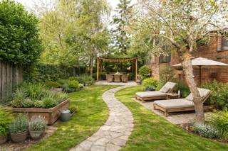 Cette spacieuse maison avec jardin offre de nombreuses possibilités et combine un confort de vie agréable avec un rez-de-chaussée...