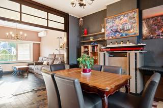 Op een uitstekende locatie nabij het centrum van Onze-Lieve-Vrouwe-Waver bevindt zich deze authentieke gezinswoning met 4 slaapkamers, een magazijn van 125 m² en een aparte loft op een perceel van 1374 m². U geniet hier van een uitstekende verbinding met belangrijke invalswegen, doch op een boogscheut van winkels, eet-en drankgelegenheden, scholen en het openbaar vervoer.<br /><br />We betreden de woning via de inkomhal. De authentieke leefruimte kan worden ingericht met een gezellige zithoek en aparte eetplaats. De keuken werd mooi geïntegreerd in het geheel en is voorzien van de voornaamste toestellen. Achter de keuken bevindt er zich nog een bijkeuken die daarnaast ook toegang biedt tot een apart toilet en het magazijn van 125 m². Via de nachthal op de eerste verdieping bereiken we 3 ruime slaapkamers waarvan 1 met en-suite badkamer, voorzien van een ligbad, een toilet en een lavabo. De nachthal op de tweede verdieping geeft ons toegang tot 2 ruime bergzolders de welke, indien gewenst, omgevormd kunnen worden tot 2 extra slaapkamers. Tenslotte beschikt deze woning ook over 2 praktische kelders. In de ruime tuin met terras kan u steeds in alle rust en privacy genieten van het mooie weer. De woning is uitgerust met zonnepanelen, een thuisbatterij en airco. <br /><br />Boven het magazijn werd een loft ingericht de welke voorzien is van een aparte inkomhal, een slaapkamer, een badkamer met douche en lavabo, een keuken en een woonkamer. Deze is apart toegankelijk via het magazijn en voorzien van airco.<br /><br />Dit is een fantastische opportuniteit als u op zoek bent naar een ruime woning met 4 slaapkamers, een magazijn en ongelooflijk veel potentieel op een prima locatie te Onze-Lieve-Vrouwe-Waver. Contacteer ons op het nummer +32 479/47.09.61 voor meer informatie of via info@boonstravastgoed.be<br /><br />Bijzonderheden: <br />- Uitstekende ligging<br />- Magazijn van 125 m²<br />- 4 (mogelijks 6) slaapkamers