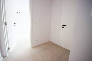 In de gezellige Papestraat te Wevelgem, op een strategische locatie, vinden we dit moderne appartement dat ideaal is voor wie op zoek is naar...