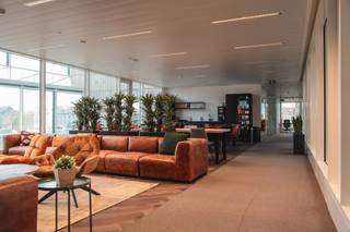 Fantastisch gelegen full service kantoor met een oppervlakte van 63 m² (+/- 16 personen) te huur NAAST de Kleine Ring (R40) en station Dampoort (wandelafstand), tevens op amper 3,5 km van de E17. De kantoren maken deel uit van een hoogkwalitatieve en duurzame businesscenter met aanwezigheid van o.a. vergaderzalen, keuken, koffiehoek, ontspanningsruimte, phone booths, ... De huurprijs is ALL-IN (internet, water, elektriciteit, meubilair, verzekering, ...). Ruime parkeergelegenheden in de omgeving, alsook aanwezigheid van ondergrondse parking. Ook andere oppervlaktes mogelijk. Onmiddellijk beschikbaar. Contacteer PANORAMA voor bijkomende inlichtingen, plannen of een vrijblijvend plaatsbezoek 09 225 09 02.