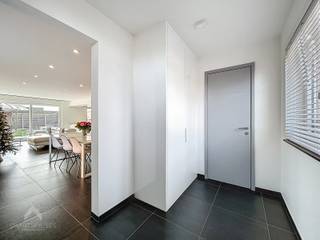 Energiezuinige halfopen bebouwing (bwj. 2016) op een boogscheut van allerlei faciliteiten bestaande uit een inkomhal met ingemaakte vestiairekast...