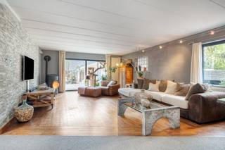 Ontdek deze ruime woning met een unieke architectuur en een bewoonbare oppervlakte van 244 m² in Hasselt. Ideaal voor wie op zoek is naar comfort, flexibiliteit en tal van mogelijkheden. Dankzij de praktische indeling geniet je van 3 tot 4 volwaardige slaapkamers en 2 badkamers waardoor deze woning perfect geschikt is voor grotere gezinnen, een vrij beroep of zelfs als zorgwoning.Extra troeven zijn onder andere de tuin met overdekte terras en de charmante tuinpergola. Voor ontspanning is er een volledig ingerichte wellness-mancave met infraroodsauna. De zonnige, volledig omheinde tuin zorgt voor de nodige privacy en rust.Daarnaast beschikt de woning over een ruime betonnen kelder met tal van gebruiksmogelijkheden, een garage en maar liefst 4 parkeerplaatsen voor de deur. Met 20 zonnepanelen (inclusief certificaten), EPC label B en een asbestvrij attest is ook aan duurzaamheid en energiezuinigheid gedacht.De woning is gelegen in een rustige, residentiële en bijzonder gegeerde buurt. Het huis combineert een centrale ligging met een aangename woonomgeving.Laat u verrassen door de ruimte, het comfort en de veelzijdigheid van deze woning – een plek waar u zich meteen thuis voelt.Afspraak via Dewaele.com!De algemene voorwaarden van Dewaele DIY kunt u steeds raadplegen via dewaele.com.Bestuursmaatregelen in het maatregelenregister: nee