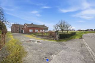Oude hoeve bestaande uit een woning, stallingen, hangar en omliggende weides.Er is mogelijkheid om bijkomend ca. 4,51ha achterliggende gronden...