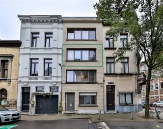 <p><span>In het hart van Zurenborg verkopen we dit te renoveren appartement op de 2de verdieping van een klein gebouw.</span></p><p><span>Aan het einde van de straat vinden we de gezellige Dageraadplaats met zijn vele cafés en restaurants.</span></p><p><span>Het appartement kan een grondige update gebruiken maar heeft wel alvast een conforme elektriciteit, een epc B-label én is asbestveilig!</span></p><p><span>In het gebouw , dat slechts 3 verdiepingen telt, werden alle ramen en de voordeur reeds vernieuwd.  Het dak werd geïsoleerd met 5 cm isolatie.</span></p><p><span> </span></p><p><span>Indeling:</span></p><p><span>Het appartement heeft een eenvoudige keuken met terrasje, een lichte L-vormige living op laminaat, een badkamer met douche, wc en lavabo en achteraan 2 slaapkamers.</span></p><p><span>Zie het grondplan op onze website voor de indeling en de afmetingen. Een plan met alternatieve indeling werd ook alvast toegevoegd.</span></p><p><span> </span></p><p><span>De verwarming is individueel met een gaskachel in de living.  Er is geen externe syndicus en geen lift in het gebouw; de gemeenschappelijke kosten zijn dus beperkt.</span></p><p><span>Tot slot is er nog een kelderberging voor extra opbergruimte.</span></p><p><span> </span></p><p><span>In hetzelfde gebouw verkopen we nog een ander appartement - info op aanvraag.</span></p><p><span> </span></p><p><span>Troeven:</span></p><p><span>- Locatie locatie locatie!</span></p><p><span>- EPC B</span></p><p><span>- Eigen nutsvoorziening (gas, water, elektriciteit)</span></p><p><span>- Elektriciteit conform</span></p><p><span>- Ideaal startersappartement of opbrengsteigendom (het appartement is momenteel verhuurd)</span></p><p><span>- Nauwelijks gemeenschappelijke kosten</span></p><p><span> </span></p><p><span>Nuttige informatie:</span></p><p><span>- EPC 198 kWh m²/j</span></p><p><span>- Stedenbouw en bodemattest in aanvraag</span></p><p><span>- P- en G-score = A </span></p><p><span> </span></p><p><span>Maak nu je afspraak! Bel 03-449 42 41 of mail naar hallo@habicom.be</span></p><p><span>De waarde van uw eigendom kennen?  Maak een vrijblijvende afspraak met een habicom-expert in uw buurt</span></p><p><span> </span></p><p><span> </span></p><p><span> </span></p>