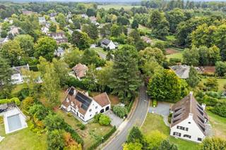 Een uiterst exclusief gelegen, statige, energiezuinig (EPC: C) en ruime (392m²) villa met veel lichtinval en oa. 6 slaapkamers + 4 badkamers,...