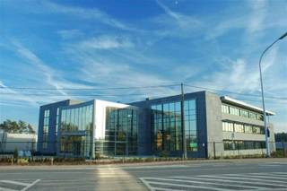 Office 26 is gelegen in Lummen, pal aan afrit 26 en vlakbij de verkeerswisselaar "Het Klaverblad" welke de kruising is tussen de E313 (Antwerpen - Luik) en E314 (Brussel - Aken). Hierdoor is er een uitstekende verbinding naar Antwerpen, Brussel, Luik, Maastricht, Eindhoven, Aken, Keulen, ...) . er zijn voldoende parkeermogelijkheden voorzien.<br />Het gebouw met representatief karakter is gelegen op een volledig aangelegd en omheind terrein met de nodige groenvoorzieningen.<br />Het beschikt over een prachtig atrium welke uitermate geschikt is voor recepties, evenementen, ... . Het gebouw heeft een hoge afwerkingsgraad. Het is volledig gemeubeld, vloeren zijn afgewerkt in parket en natuursteen. Er is sanitair en keuken voorzien.<br />De diensten zijn inbegrepen. Denk aan meubels, netwerkinfrastructuur, internetinfrastructuur, onderhoud tuinen en binnenplanten, beveiliging, alarm, verzekering gebouw, huisvuil, klein materiaal sanitair, elektriciteit, gas water, koffieautomaat, toestellen water, ... .<br />Er zijn 4 units beschikbaar, welke uiteraard kunnen gekoppeld worden.<br />Wenst u deze te bezoeken? Neem contact op met Valère Vangeel op het nummer 0472 323 424 of mail valere@vestio.com .