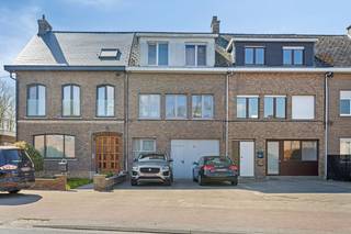 TE KOOP – Te renoveren huis en garage met veel potentieel in Tisselt<br /><br />📍 Adres: Baeckelmansstraat 90, 2830 Tisselt<br />📐 Grondoppervlakte: 3a07ca<br />🏠 Type: Gesloten bebouwing – Woning bel etage met grote garage en tuin<br />🛠️ Staat: Te renoveren<br /><br />Bent u op zoek naar een ruime garage én tal van renovatie-opties naar eigen smaak? Dan is dit pand in Tisselt dé opportuniteit die u zoekt!<br /><br />Deze zeer ruime gesloten bebouwing is ideaal voor wie wonen en werken wil combineren, of voor wie op zoek is naar een interessant investeringsproject.<br /><br /><u>Indeling:</u><br />Gelijkvloers:<br />Garage/magazijn en tuin<br /><br />1ste verdieping:<br />Leefruimte met veel lichtinval<br />Keuken<br />Groot terras<br /><br />2de verdieping:<br />3 slaapkamers<br />Badkamer<br /><br /><u>Troeven:</u><br />Centrale ligging en goed bereikbaar<br />Veel potentieel en ruimte voor creatieve renovatie-ideeën<br />Ideale combinatie van wonen en werken<br />Grote bewoonbare oppervlakte <br />Tuin en terras aanwezig<br /><br />Deze woning wacht op een nieuwe eigenaar die het pand nieuw leven wil inblazen. Maak van deze plek uw droomproject!<br />📞 Interesse? Contacteer ons voor meer info of een bezoek ter plaatse via ken@immovos.be of 0477/ 29 72 50