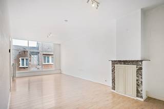 Op een uitstekende locatie in het centrum van Lier bevindt zich dit ruim en lichtrijk appartement met twee slaapkamers, zuidgericht terras en optioneel een garagebox. U bevindt zich hier op wandelafstand van winkels, scholen, het openbaar vervoer en de grote markt van Lier.<br /><br />Via de inpandige trap betreedt u de inkomhal die uitgeeft op de eerste ruime slaapkamer, het toilet en de ruime badkamer. Ze biedt tevens toegang tot de ruime en zeer lichtrijke woonkamer die kan ingericht worden met gezellige zithoek en eetkamer. De woonkamer geeft vooraan uit op een tweede zeer ruime en lichtrijke slaapkamer en achteraan op de ruime en eveneens zeer lichtrijke keuken. Via de keuken kan u het zuidgericht terras betreden.<br /><br />Het appartement is gelegen in een kleinschalig gebouw met zeer beperkte maandelijkse kosten en beschikt tevens over een garagebox die bijkomend kan worden aangekocht voor 35.000€<br /><br />Dit is een uitstekende opportuniteit wanneer u op zoek bent naar een zeer lichtrijk appartement met mooi terras in Lier. Contacteer ons voor meer informatie op 0475/47.59.76 of via info@boonstravastgoed.be.<br /><br />Bijzonderheden:<br />- Zeer lichtrijke kamers<br />- Garagebox optioneel<br />- Uitstekende locatie