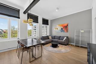 Op deze uitstekende locatie in hartje Antwerpen, met uitzicht over het Zuidpark, kan u dit prachtig GEMEUBELD appartement terugvinden.<br />Door de vele restaurants, cafés, winkels kan u makkelijk de stad verkennen zonder auto en genieten van het bruisende stadsleven.<br /><br />Het appartement werd volledig gerenoveerd in 2023 en is dus in zeer goede staat.<br />Zo is de open keuken voorzien van alle gebruikelijke toestellen en zorgen de grote ramen voor veel lichtinval waardoor u een ruimtelijk gevoel krijgt.<br />Het appartement heeft één slaapkamer, een badkamer, een berging, een aparte wc.<br /><br />In de zomer kan u genieten van de frisse buitenlucht op uw terras.<br /><br />Dit appartement is geschikt voor wie van veel licht houdt, graag compact woont maar toch een ruimtelijk gevoel heeft en overal dicht bij wil wonen.