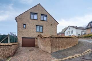 Deze uitzonderlijk ruime villa biedt niet alleen een comfortabele gezinswoning, maar is ook ideaal voor een kangoeroewoning of voor een vrij...