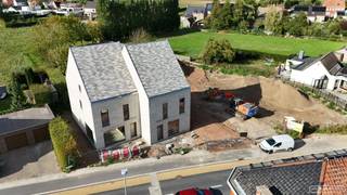 <br />Maak kennis met uw droomwoning, waar comfort en natuur samenkomen! Deze schitterende halfopen nieuwbouwwoning in Anzegem beschikt over 3 ruime slaapkamers en een afgewerkte badkamer.<br /><br />Gelegen op "den heirweg" geniet u van de ideale mix van rust en nabijheid van alle nodige voorzieningen.<br /><br /><u><strong>De vermelde prijs is exclusief btw en registratierechten<br />Inclusief 6% btw: 450.621 € inclusief kosten (10.296 € registratierechten op grond & 20.592 € btw op constructie)<br />Inclusief 21% btw: 511.368 € inclusief kosten (10.296 € registratierechten op grond & 72.072 € btw op constructie)</strong></u>
<h3>De indeling van de woning is als volgt:</h3>
<ul>
<li>Gelijkvloers: inkomhal, apart toilet, ruime living met aansluitende open keuken, grote berging</li>
<li>1e verdieping: 3 ruime slaapkamers, apart toilet, badkamer met bad, douche en lavabomeubel</li>
<li>2e verdieping: vast trap naar boven, nutsvoorzieningen en chape voorzien</li>
</ul>
<h3>Troeven: </h3>
<ul>
<li>Ruime woning met een bruto vloeroppervlakte van 213 m²</li>
<li>BEN-woning met E-peil van 20 of lager! Verwarming met lucht-water warmtepomp, ventilatiesysteem D</li>
<li>Regenput (7 500l) </li>
<li>3 slaapkamers en badkamer</li>
<li>Zonnepanelen</li>
<li>Vloerverwarming </li>
<li>Kies zelf je vloer, keuken, sanitair, ... (inbegrepen in de prijs) </li>
<li>Tuin wordt ingezaaid, voorzien van terras en afsluiting</li>
<li>Garagebox bij te kopen</li>
<li>Toegang tot gemeenschappelijke parkzone van leiedal achter het project</li>
</ul>
- 5 jaar lang 50 % korting op onroerende voorheffing -
<h4>Prijs</h4>
€ 429.000 + kosten (12% registratierechten op grond - 6%* of 21% btw op constructie) <br />* indien voldaan aan de voorwaarden voor eigen bewoning of investering kan genoten worden van het 6% btw tarief.<br /><br />Mis deze unieke kans niet en neem vandaag nog contact met ons op voor meer informatie.<br /><br />Mail: Martijn@maesconceptimmo.be<br />tel: 0470/62.95.68