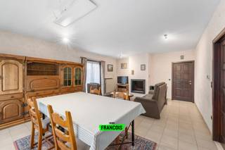 Deze charmante villa is gelegen in een rustige straat van een residentiële villawijk in Blankenberge. De woning bevindt zich in de onmiddellijke nabijheid van het grootwarenhuis Delhaize en op wandelafstand van het strand, sportcentra en het skatepark. Het commerciële centrum, scholen en het openbaar vervoer zijn vlot bereikbaar met de fiets.<br /><br />Via de inkomhal betreedt u de lichtrijke woonkamer, waar grote raampartijen zorgen voor een aangenaam zicht op de tuin en een overvloed aan natuurlijk licht. De zonovergoten tuin biedt optimale privacy en is de ideale plek om in alle rust te genieten. Bovendien is er een degelijk tuinhuis aanwezig.<br /><br />Op het gelijkvloers vinden we verder een keuken met basiscomfort en een praktische berging. Daarnaast beschikt deze verdieping over drie volwaardige slaapkamers en een badkamer. Achteraan de woning bevindt zich een ruime garage met automatische poort. De inpandige garage wordt aangevuld met een handige oprit waar plaats is voor maar liefst drie wagens.<br /><br />De bovenverdieping wordt momenteel niet benut en biedt tal van mogelijkheden. Deze polyvalente ruimte kan volledig naar eigen wens worden ingericht, wat het potentieel van deze woning alleen maar vergroot.<br /><br />De woning wordt verwarmd via centrale verwarming op aardgas en is uitgerust met dubbele beglazing in houten schrijnwerk.<br /><br />Dankzij de uitstekende ligging en het grote uitbreidings- en renovatiepotentieel is deze villa uitermate geschikt voor een actief gezin dat op zoek is naar rust, ruimte en mogelijkheden.<br /><br />Laat u verrassen door deze unieke opportuniteit en plan vandaag nog uw bezoek!<br /><br />